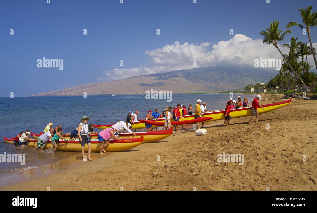 Menschen mit Ausleger-Kanus auf den Strand von North Kihei, Maui, Hawaii, USA, Amerika Stockfoto