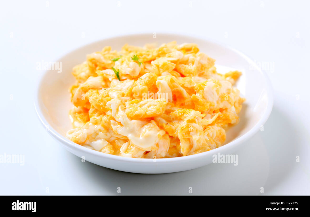 Rührei in einer Platte Stockfoto