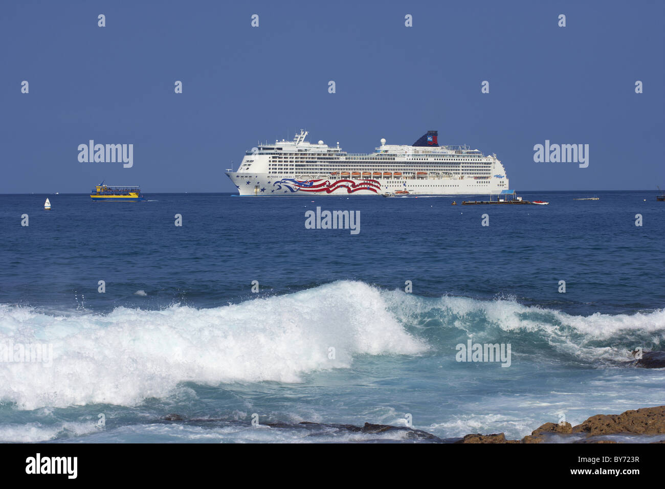 Kreuzfahrtschiff im Sonnenlicht, Kailua-Kona, Big Island, Hawaii, USA, Amerika Stockfoto