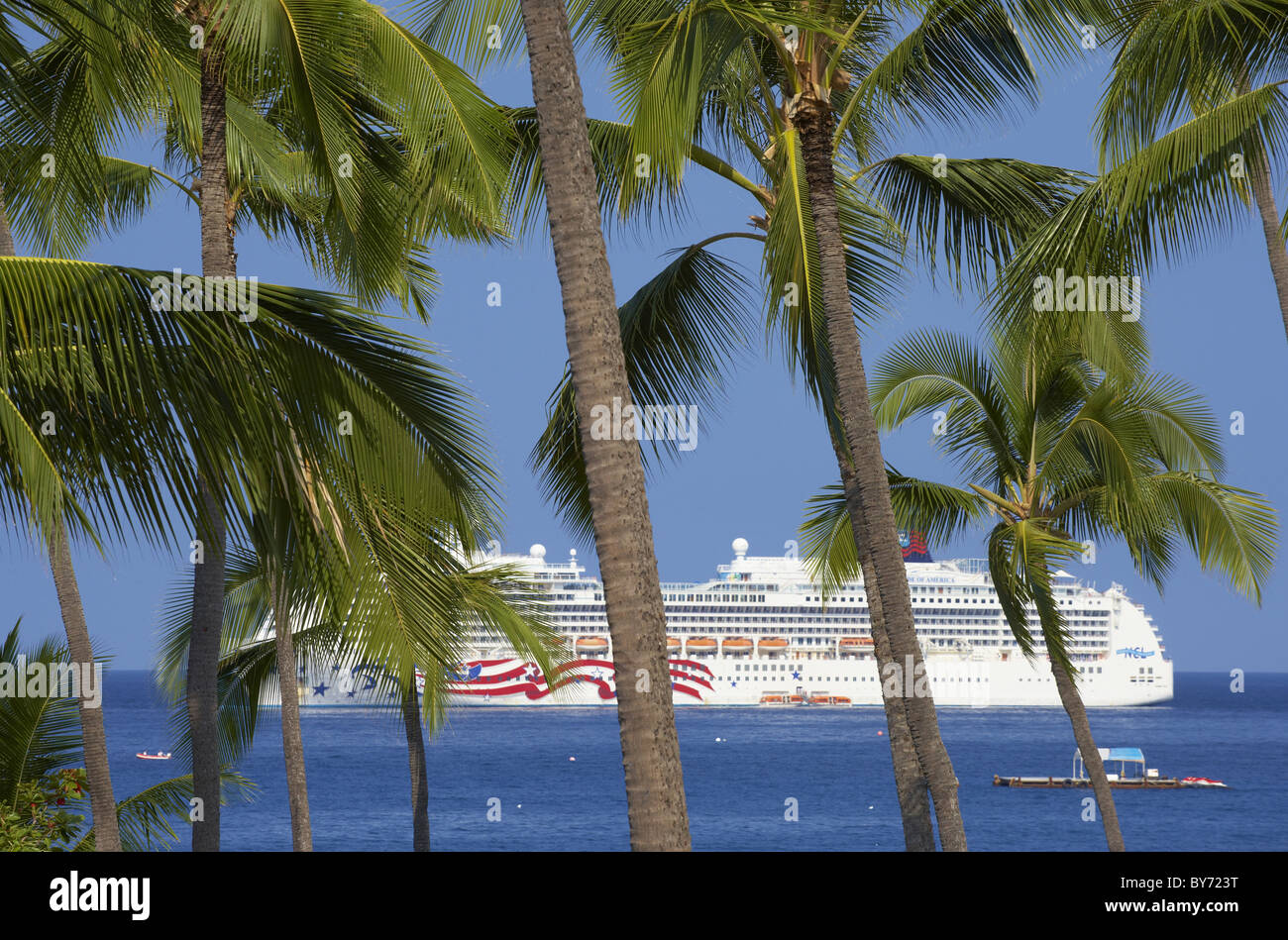 Kreuzfahrtschiff hinter Palmen Bäume, Kailua-Kona, Big Island, Hawaii, USA, Amerika Stockfoto