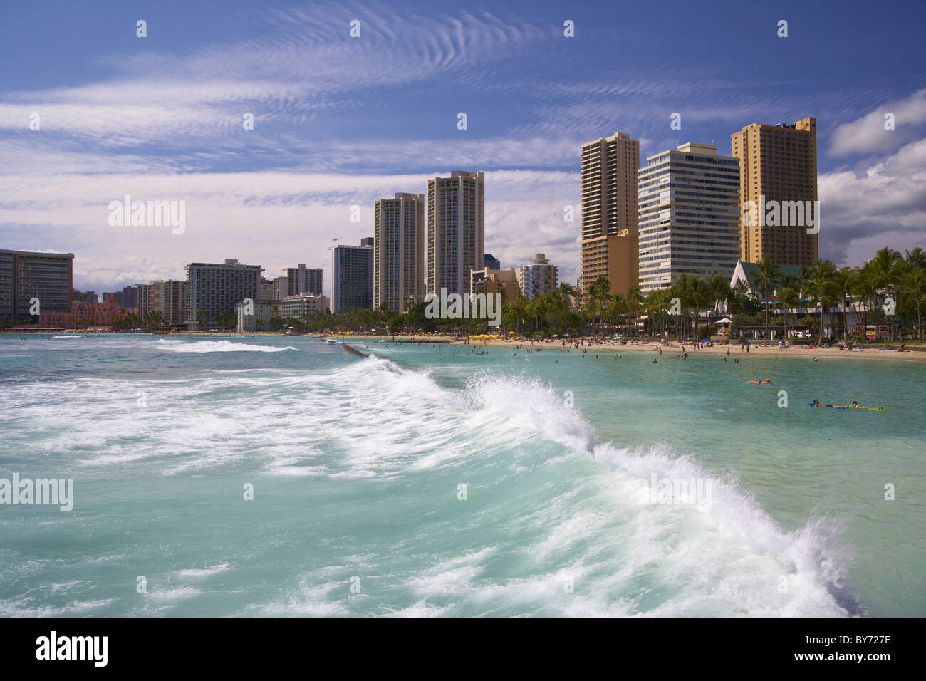 Blick auf Wellen und Hotels am Strand, Waikiki Beach, Honolulu, Oahu, Insel, Hawaii, USA, Amerika Stockfoto