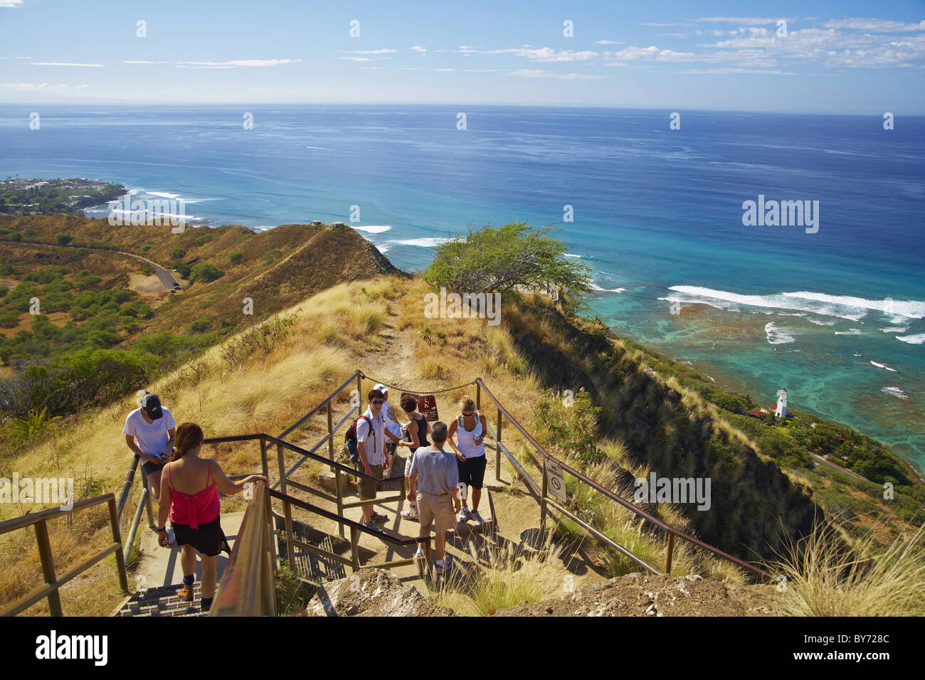 Touristen auf einem Bergrücken und Blick auf den Ozean, Oahu, Hawaii, USA, Amerika Stockfoto