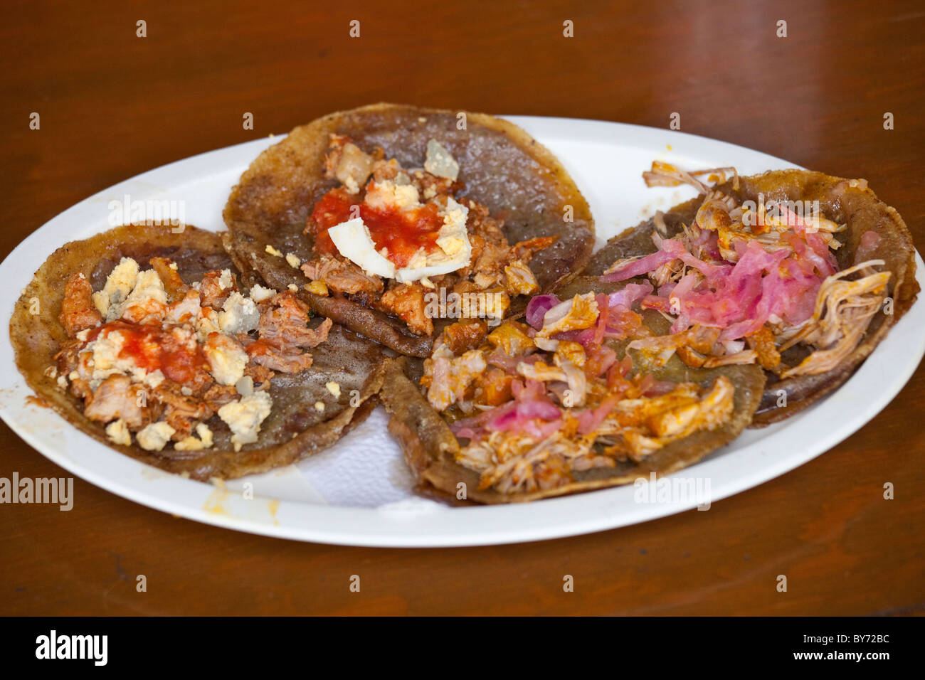 Salbutes lokale Spezialität, in der Bazar Municipal, Valladolid, Yucatan, Mexiko Stockfoto