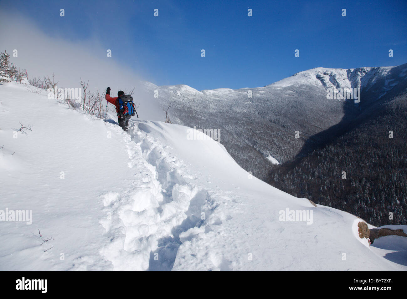 Winterwanderer aufsteigend die alten Reitweg in den Wintermonaten in den White Mountains, New Hampshire Stockfoto