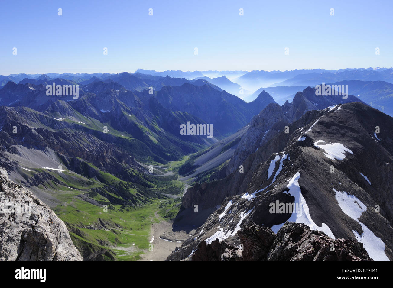 Blick vom Gipfel des Parseierspitze in Richtung Lechtaler Bergkette, Parseierspitze, Lechtaler Bereich, Tirol, Österreich Stockfoto