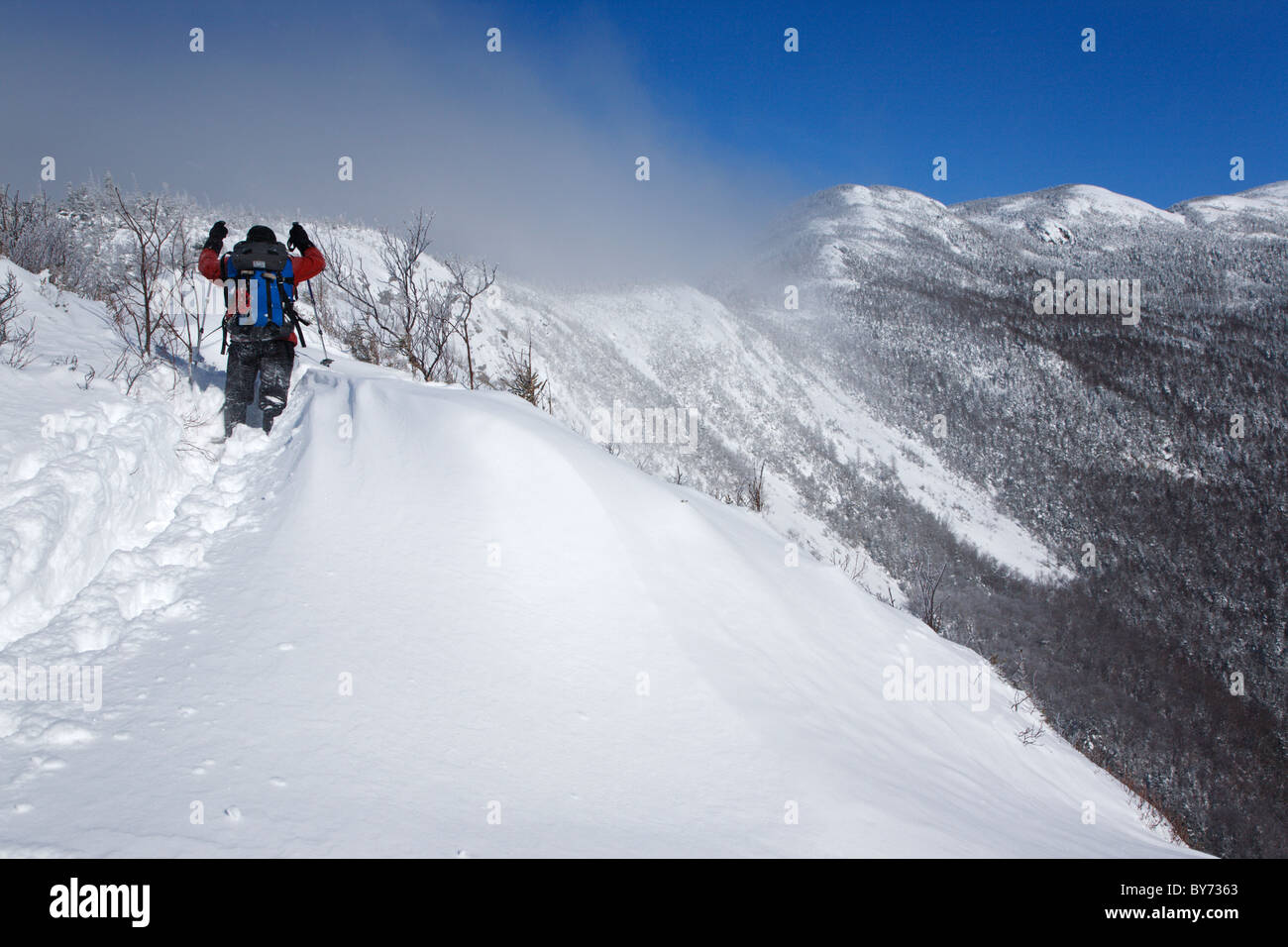 Winterwanderer aufsteigend die alten Reitweg in den Wintermonaten in den White Mountains, New Hampshire Stockfoto