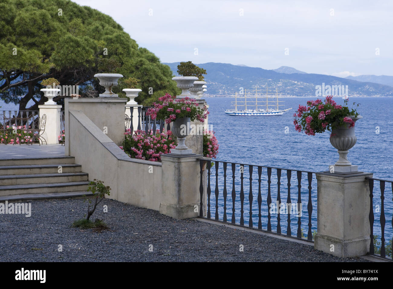 Terrasse am La Cervara Abbazia mit Segeln Kreuzfahrtschiff Royal Clipper (Star Clipper Cruises), Portofino, Ligurien, Italien, Europa Stockfoto