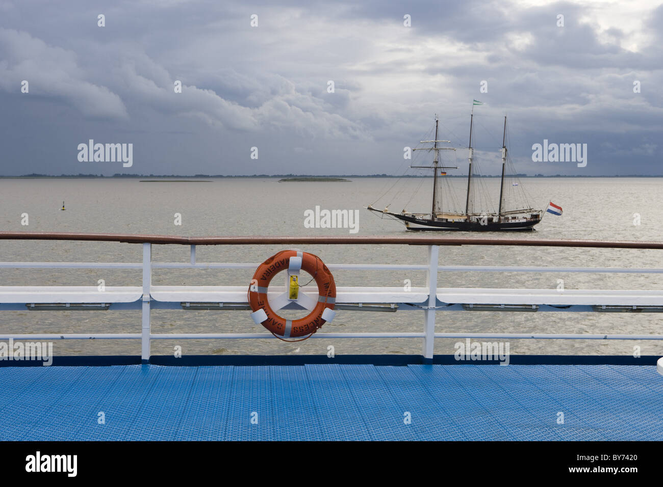Ring-Leben an Bord Kreuzfahrtschiff MS Princess Daphne und Segelboot Dosterschelde, Bremerhaven, Bremen, Deutschland, Europa Stockfoto