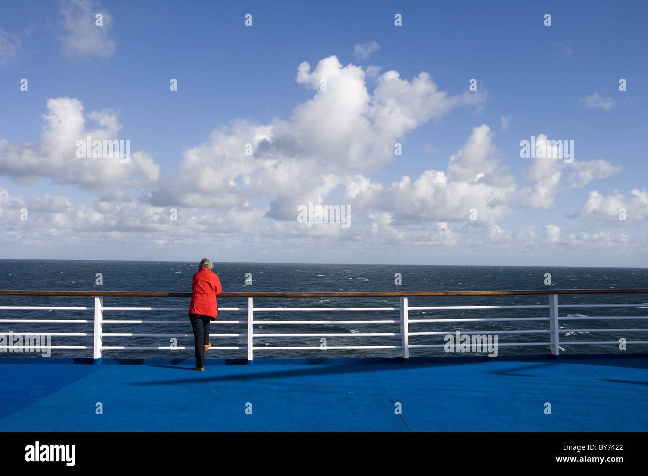 Passagiere an Deck der Kreuzfahrtschiff MS Princess Daphne, Nordsee, Europa Stockfoto