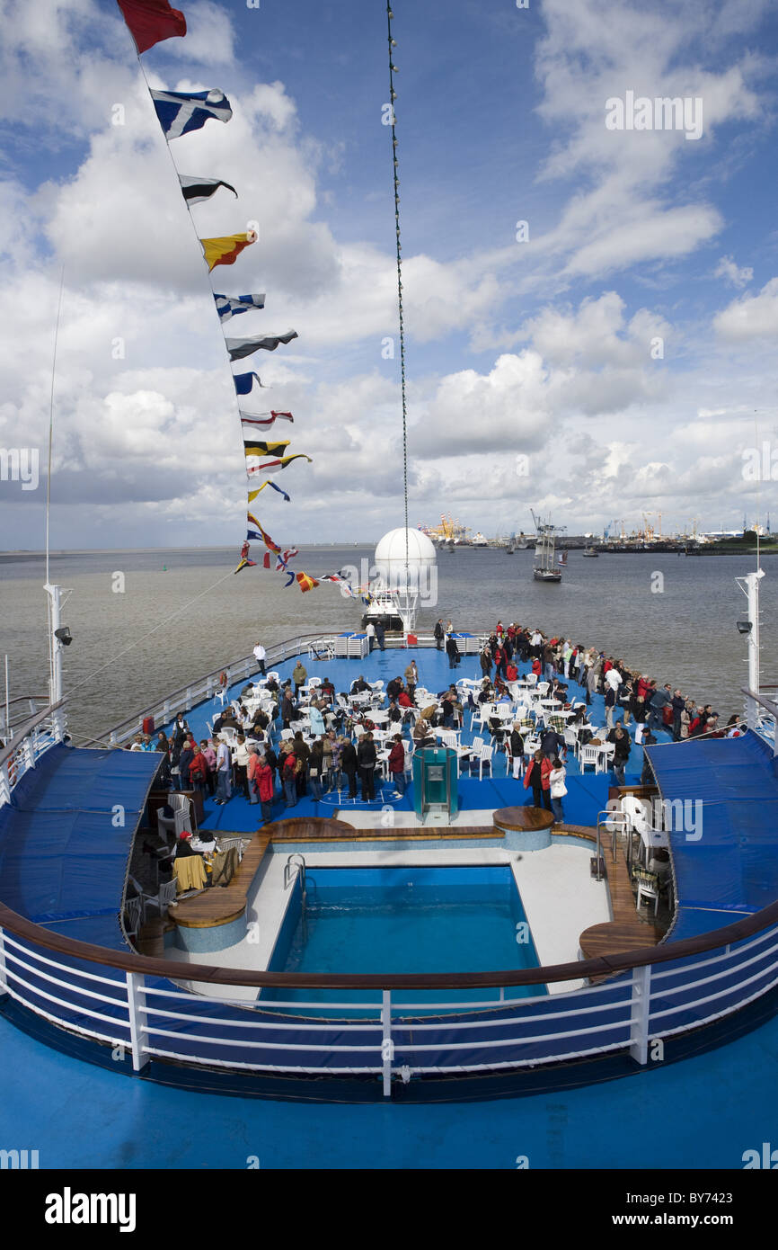 Menschen auf Achterdeck Kreuzfahrtschiff MS Princess Daphne, Bremerhaven, Bremen, Deutschland, Europa Stockfoto