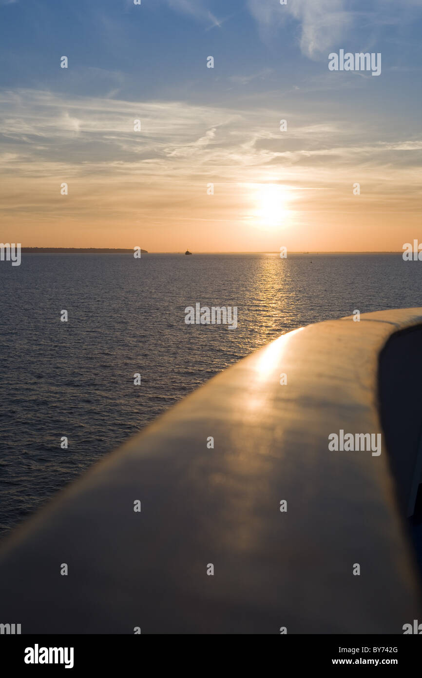 Geländer an Bord Kreuzfahrtschiff MS Princess Daphne bei Sonnenuntergang, Portsmouth, Hampshire, England, Europa Stockfoto
