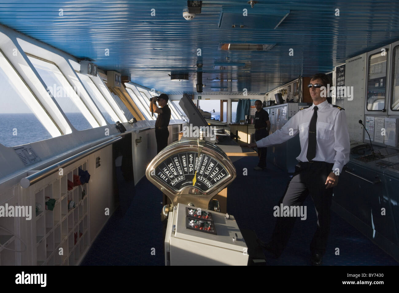Offiziere auf der Brücke von Kreuzfahrtschiff MS Princess Daphne, Nordsee, Europa Stockfoto