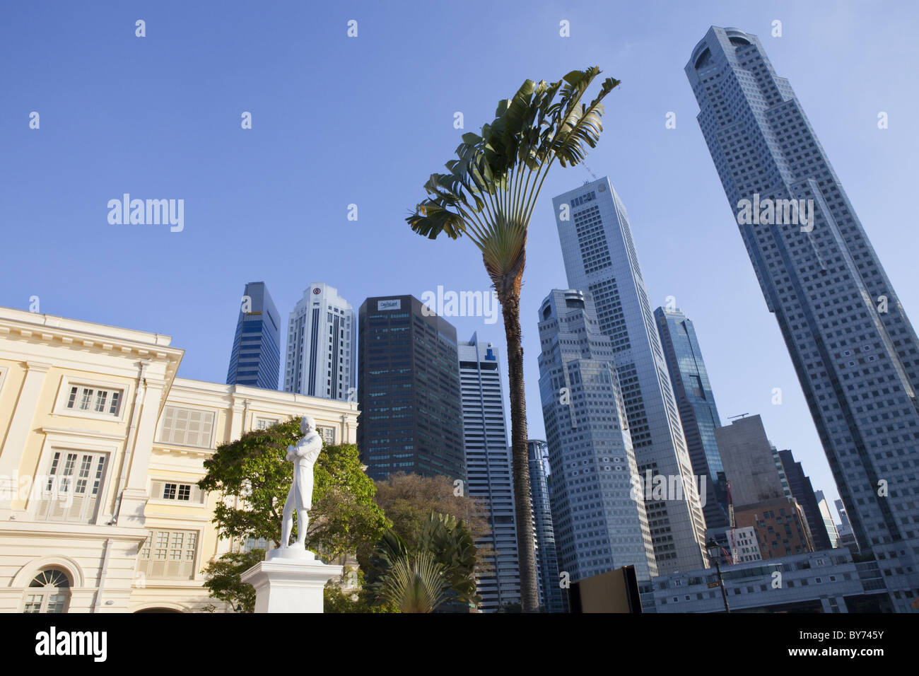 Kunsthaus des alten Parlaments und Central Business District mit der Bank of China, Singapur, Asien Stockfoto