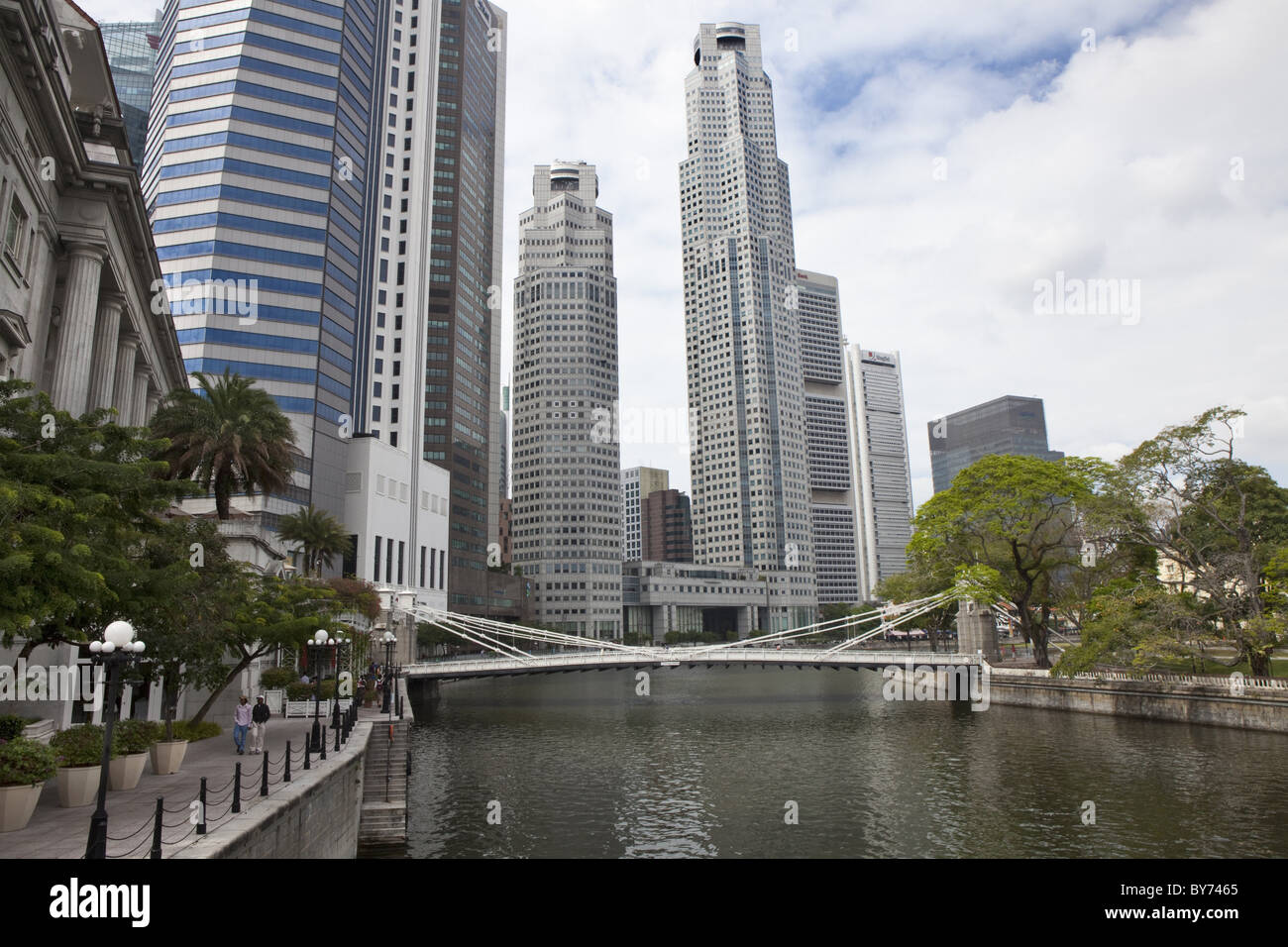 Cavenah Brücke in Fullerton Hotel mit der Bank of China Building, Singapur, Asien Stockfoto