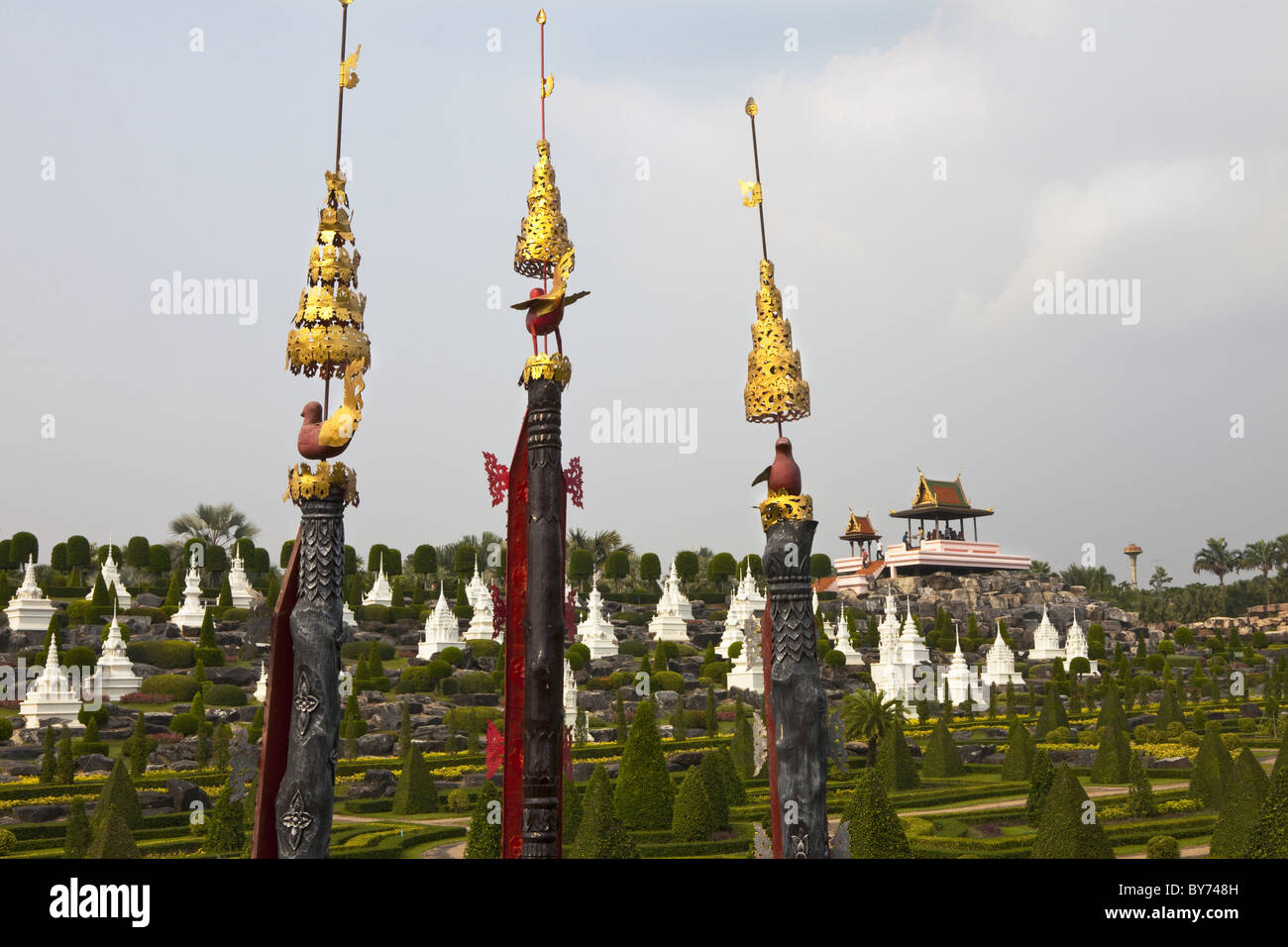 Buddhistischen Stupas im Nong Nooch tropical Botanical Garden in der Nähe von Pattaya, Provinz Chonburi, Thailand, Asien Stockfoto
