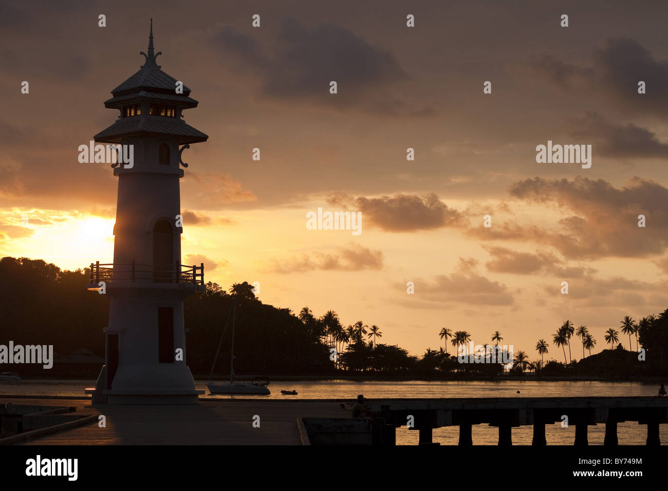 Sonnenuntergang am Leuchtturm Ban Bang Bao, Insel Koh Chang, Provinz Trat, Thailand, Asien Stockfoto