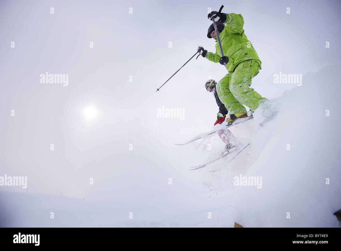 Männliche Freeskier im Tiefschnee, Mayrhofen, Zillertal Fluss, Tirol, Österreich Stockfoto