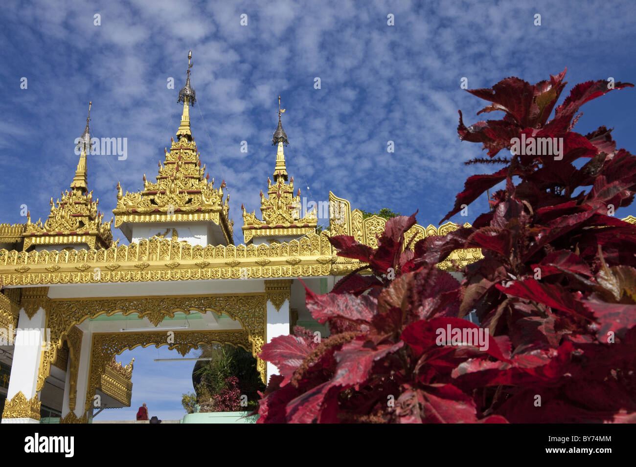 Eingangstor zum buddhistischen Pilgers Ziel Kyaikhtiyo Pagode, Mon State, Myanmar, Birma, Asien Stockfoto