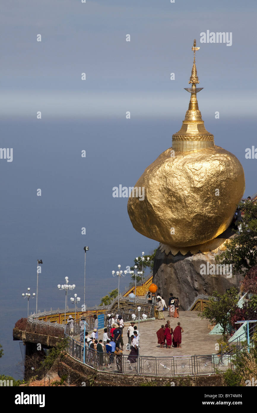 Buddhistische Pilger Ziel Kyaikhtiyo Pagode mit dem goldenen Felsen, Mon State, Myanmar, Birma, Asien Stockfoto
