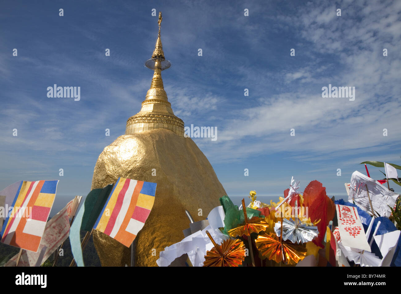 Der Goldene Felsen mit Fahnen, buddhistische Pilger Ziel Kyaikhtiyo Pagode, Mon State, Myanmar, Birma, Asien Stockfoto
