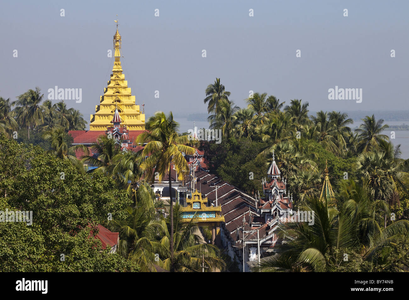 Blick auf buddhistische Mahamuni Pagode hinter Bäumen, Mawlamyaing, Mon State, Myanmar, Birma, Asien Stockfoto