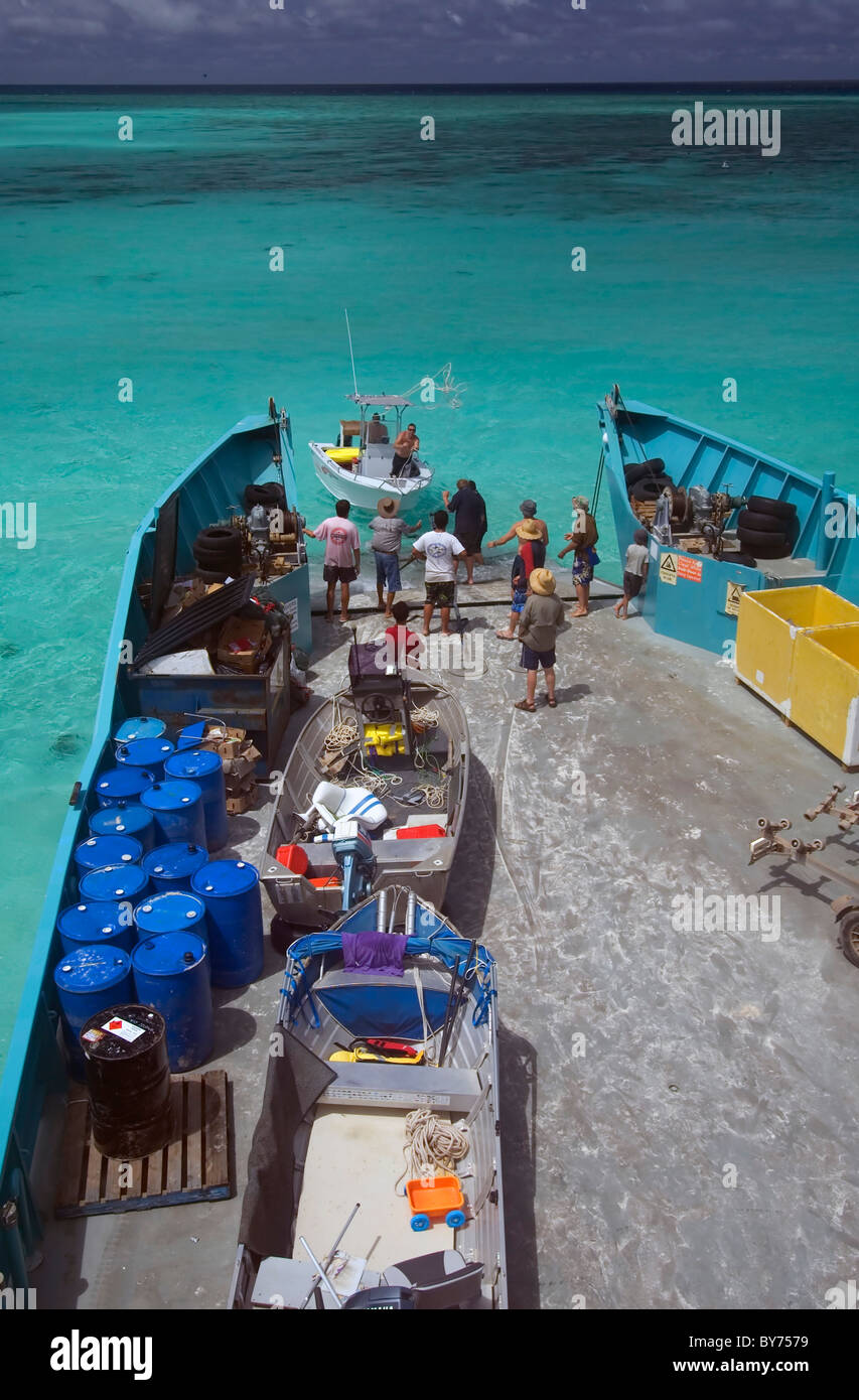 Laden Boot auf Ponton am North West Island, Steinbock Bunker Group, südlichen Great Barrier Reef Marine Park. Weder Herr PR Stockfoto