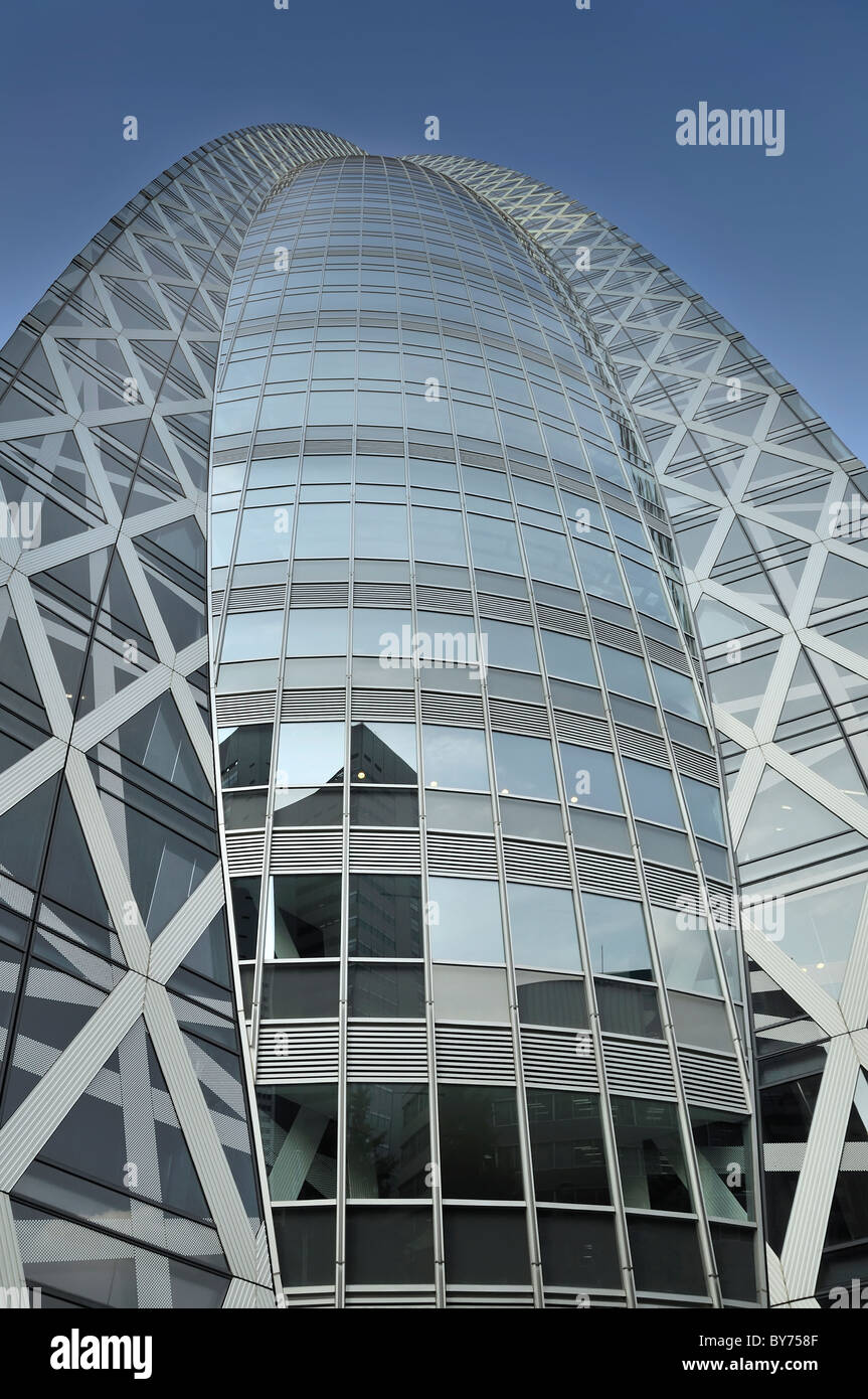 Die neuen Cocoon-Gebäude in Tokio, Shinjuku Ward von unten gesehen Stockfoto