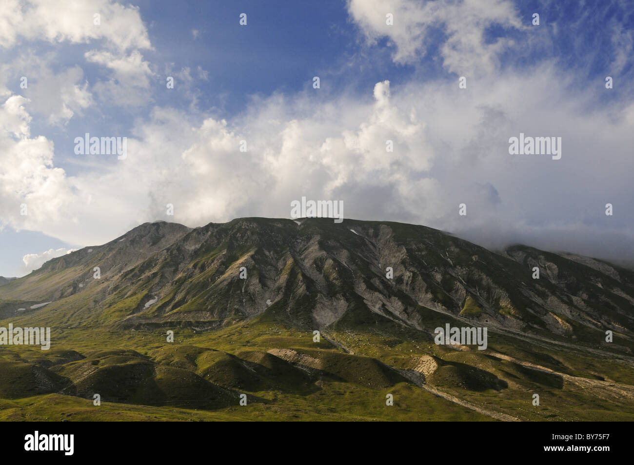 Monte Brancastello im Sonnenlicht, Campo Imperatore, Nationalpark Gran Sasso, Abruzzen, Italien, Europa Stockfoto