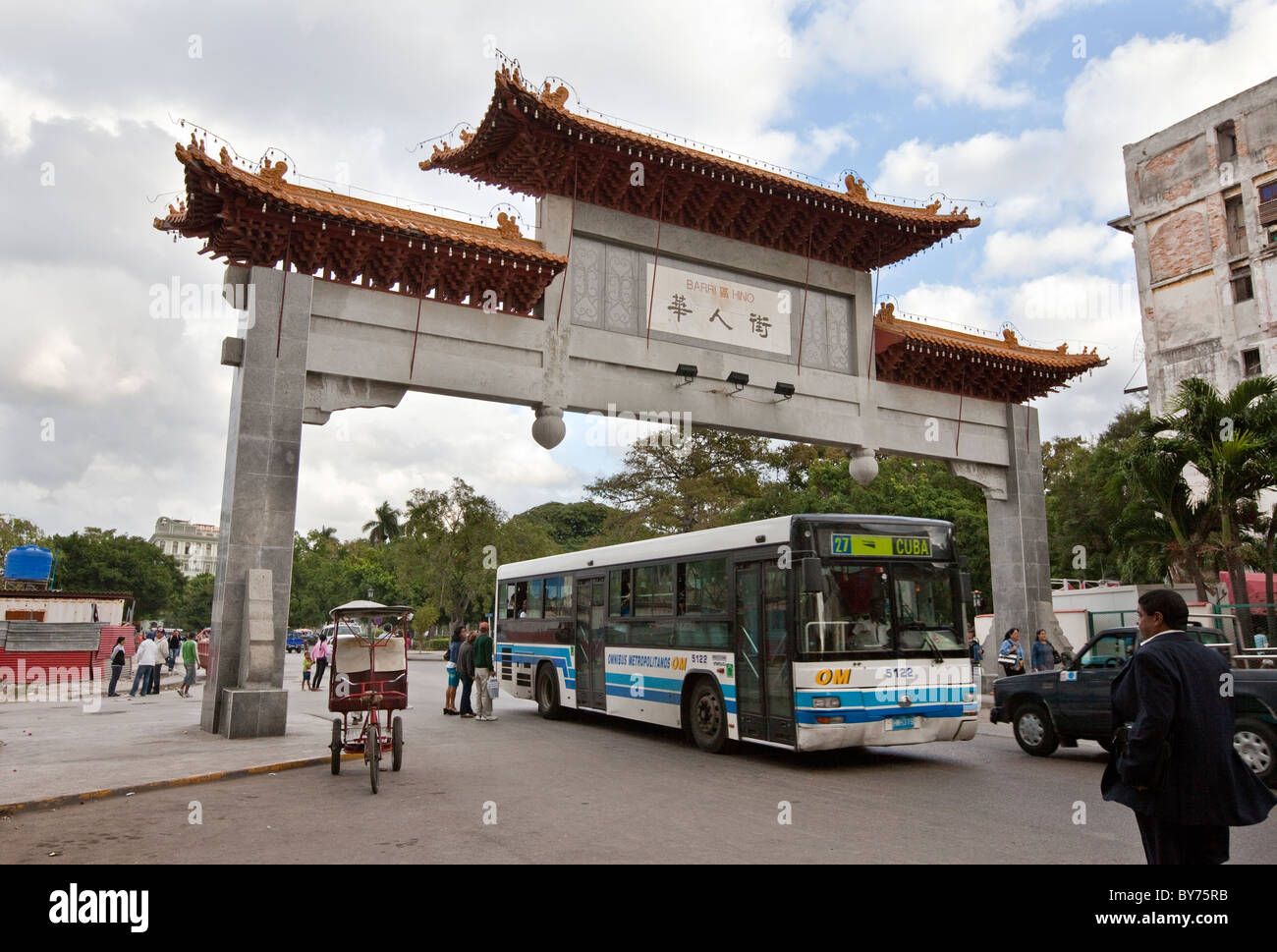 Kuba, Havanna. Moderne Busse bieten Stadtverkehr.  Tor markieren Ausgang von China Town, Geschenk aus der Volksrepublik China Stockfoto