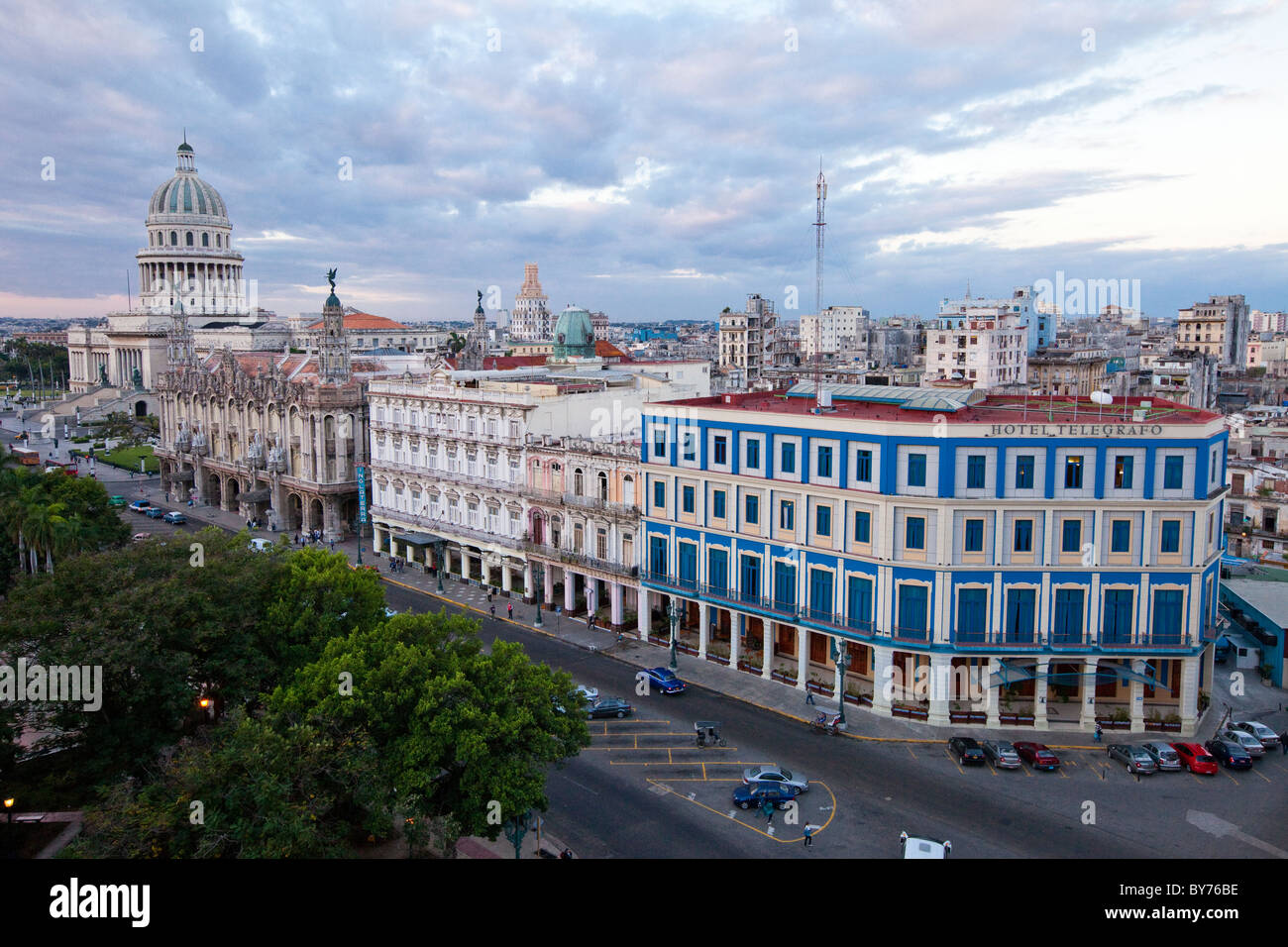 Kuba, Havanna. Paseo de Marti. Hotel Telegrafo, Hotel Inglaterra, National Theater, Capitol, von rechts vorne nach links. Stockfoto
