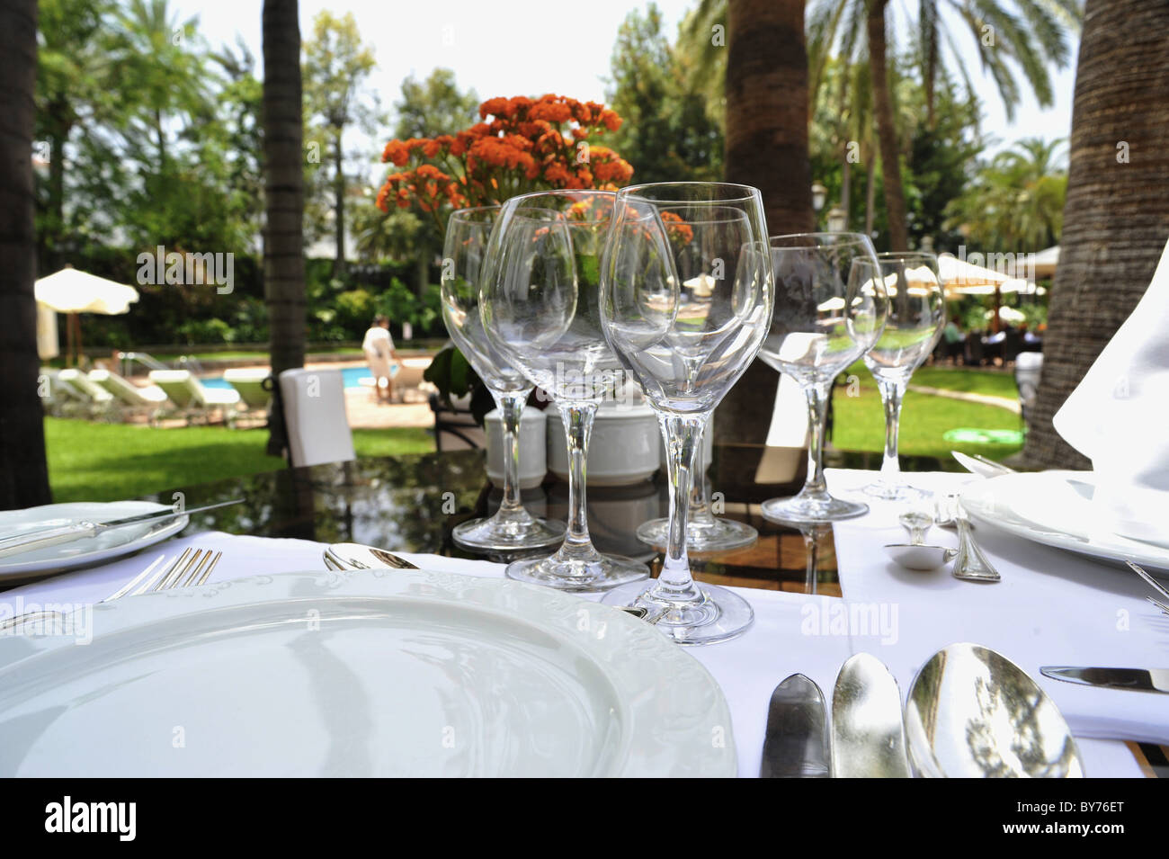 Tischdekoration mit Wein Gläser in das Poolrestaurant im Hotel Botanico, Puerto De La Cruz, Teneriffa, Kanarische Inseln, Spanien Stockfoto