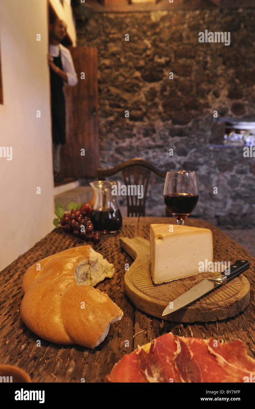 Kanarischen snack mit Käse und Schinken im Hotel Seniorio del Valle, Santiago del Teide, Teneriffa, Spanien Stockfoto