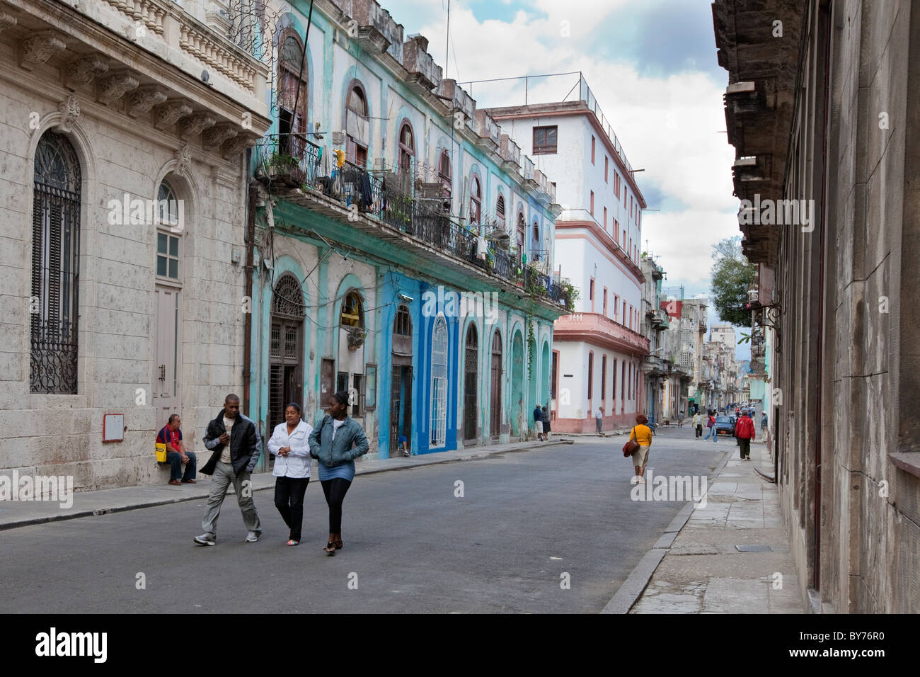 Kuba, Havanna. Fußgänger in einer Straße in der Nähe des Prado, Centro Habana. Stockfoto