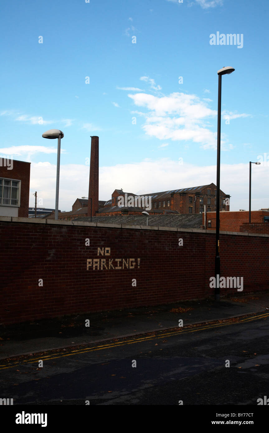 Keine Parkplätze, die Schrift an der Wand im Industriegebiet in Manchester UK Stockfoto