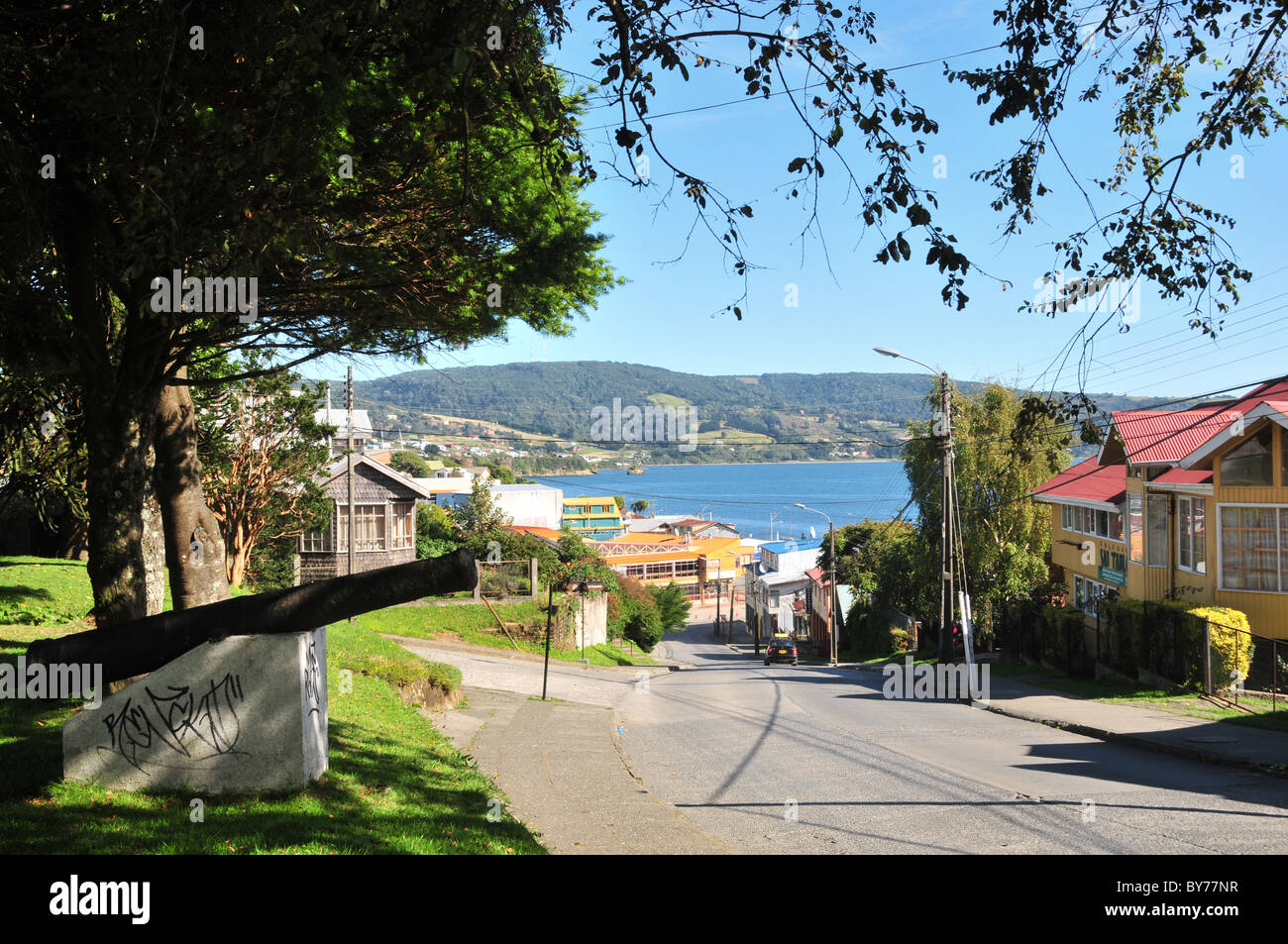 Kanone an der Seite von Baquedano Straße bergab in Richtung der Stadtmarkt und blaue Bucht Gewässer, Ancud, Chiloé Insel, Chile Stockfoto