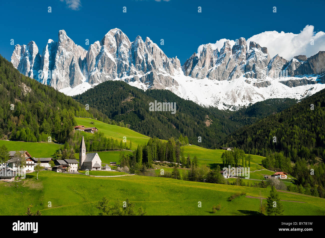 Malerische Aussicht des Villnösser Tales mit schneebedeckten Dolomiten Geisler, Alto Adige - Südtirol, Italien Stockfoto