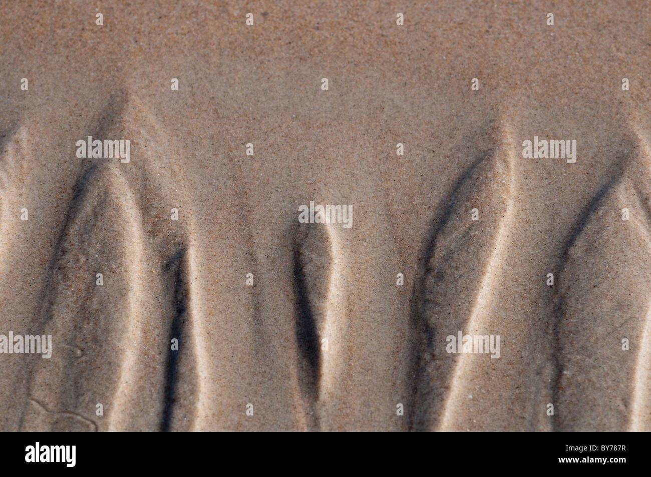Muster in den Sand von den sich entfernenden Gezeiten gemacht Stockfoto