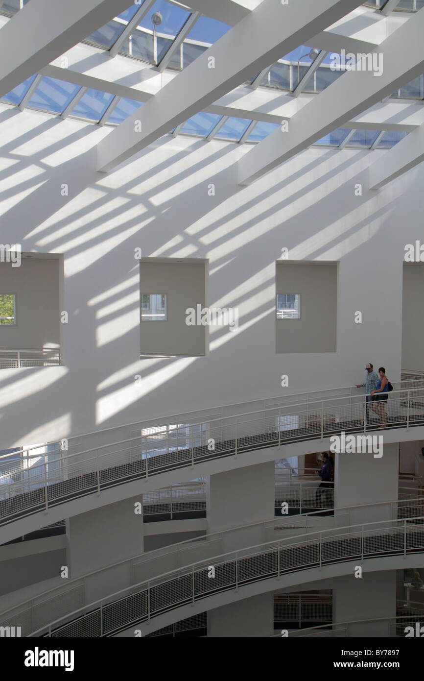 Atlanta Georgia, High Museum of Art, innen, Richard Meier, Licht, Schatten, Atrium, kreisförmige Rampe, mehrstufig, Dachfenster, Linien, Formen, zeitgenössischer Bogen Stockfoto