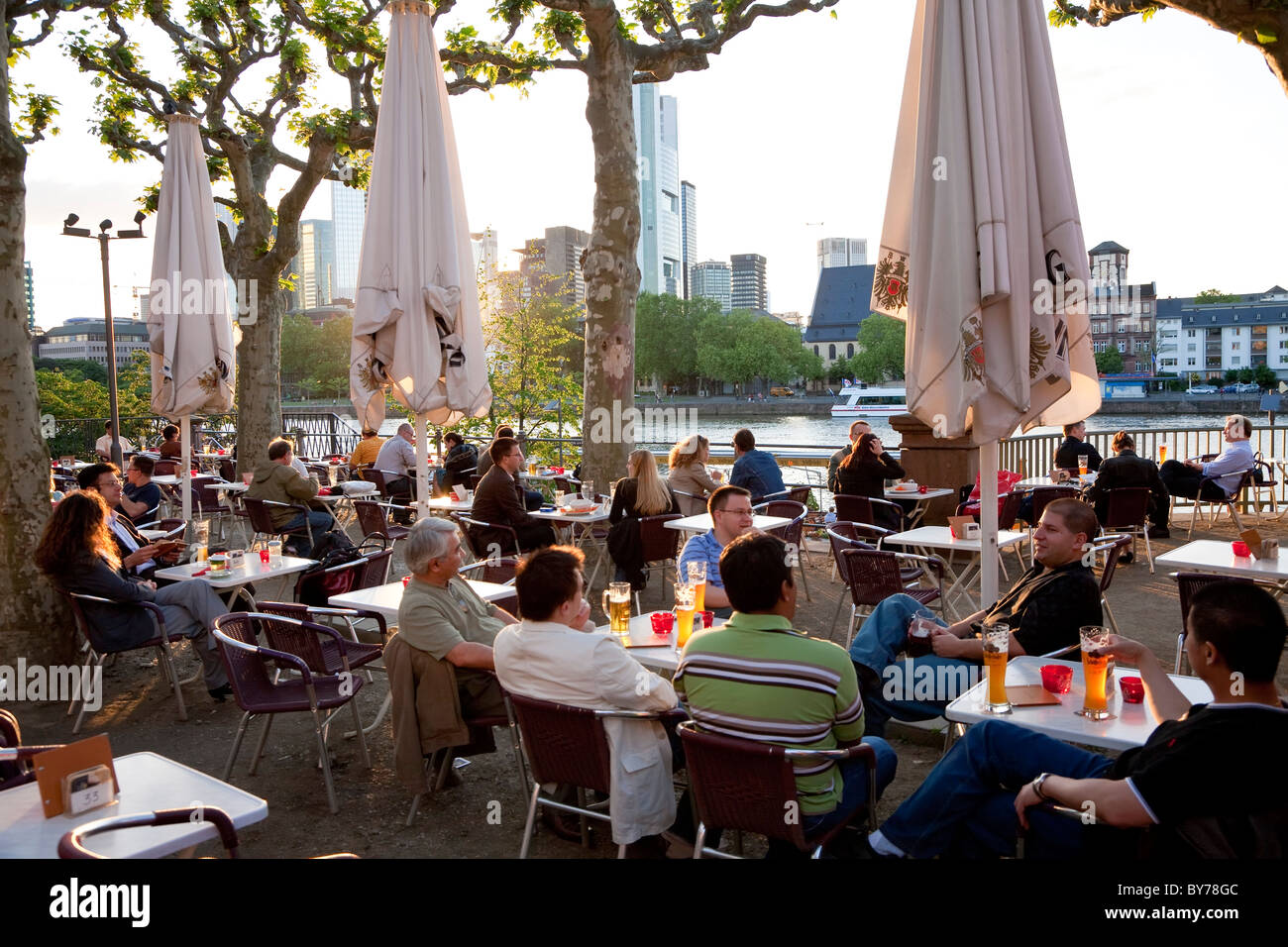 Außen Café & Bier Garten vom Mainufer, Frankfurt am Main, Deutschland Stockfoto