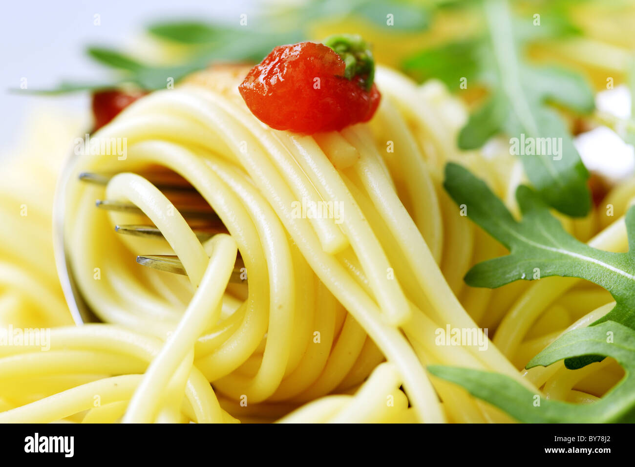 Makroaufnahme von Spaghetti drehte sich um eine Gabel Stockfoto