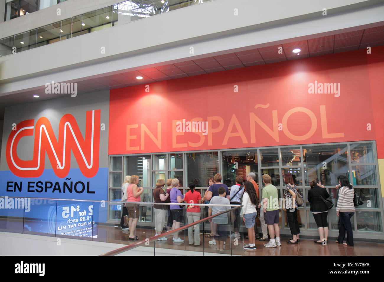 Atlanta Georgia, CNN Center, Cable News Network, Fernsehnachrichten, Medien, Welthauptsitz, Inneneinrichtung, CNN Studio Tour, Atrium, Gruppe, Schwarze Männer männlich Stockfoto