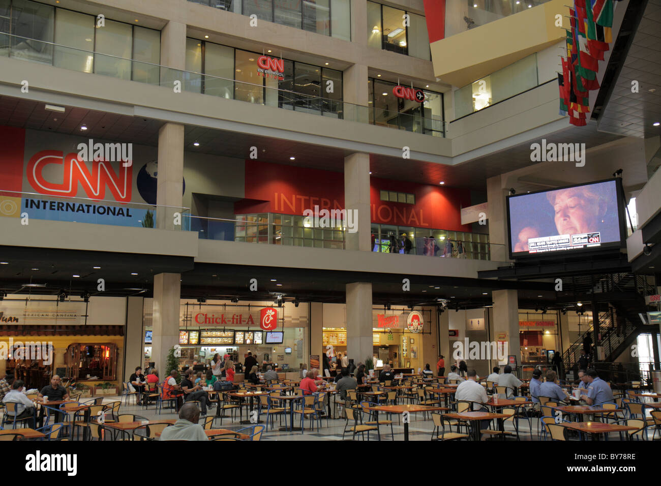 Atlanta Georgia, CNN Center, CNN International, Atrium, Geschäfte, Food Court plaza Tische zwangloses Essen, Mittagessen, Wendy's, Chick fil A, Fast Food, Franchise, t Stockfoto