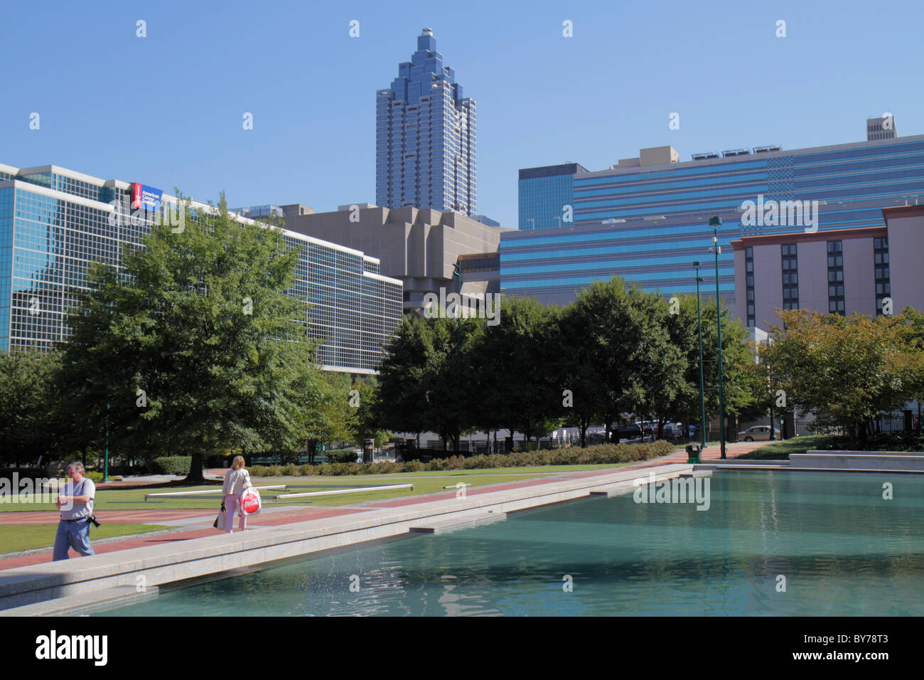 Atlanta Georgia, Downtown, Centennial Olympic Park, Sommerolympiumsreflektierender Pool, Wasserspiel, Mann Männer männlich, Frau weibliche Frauen, Wandern, Bürogebäude Stockfoto