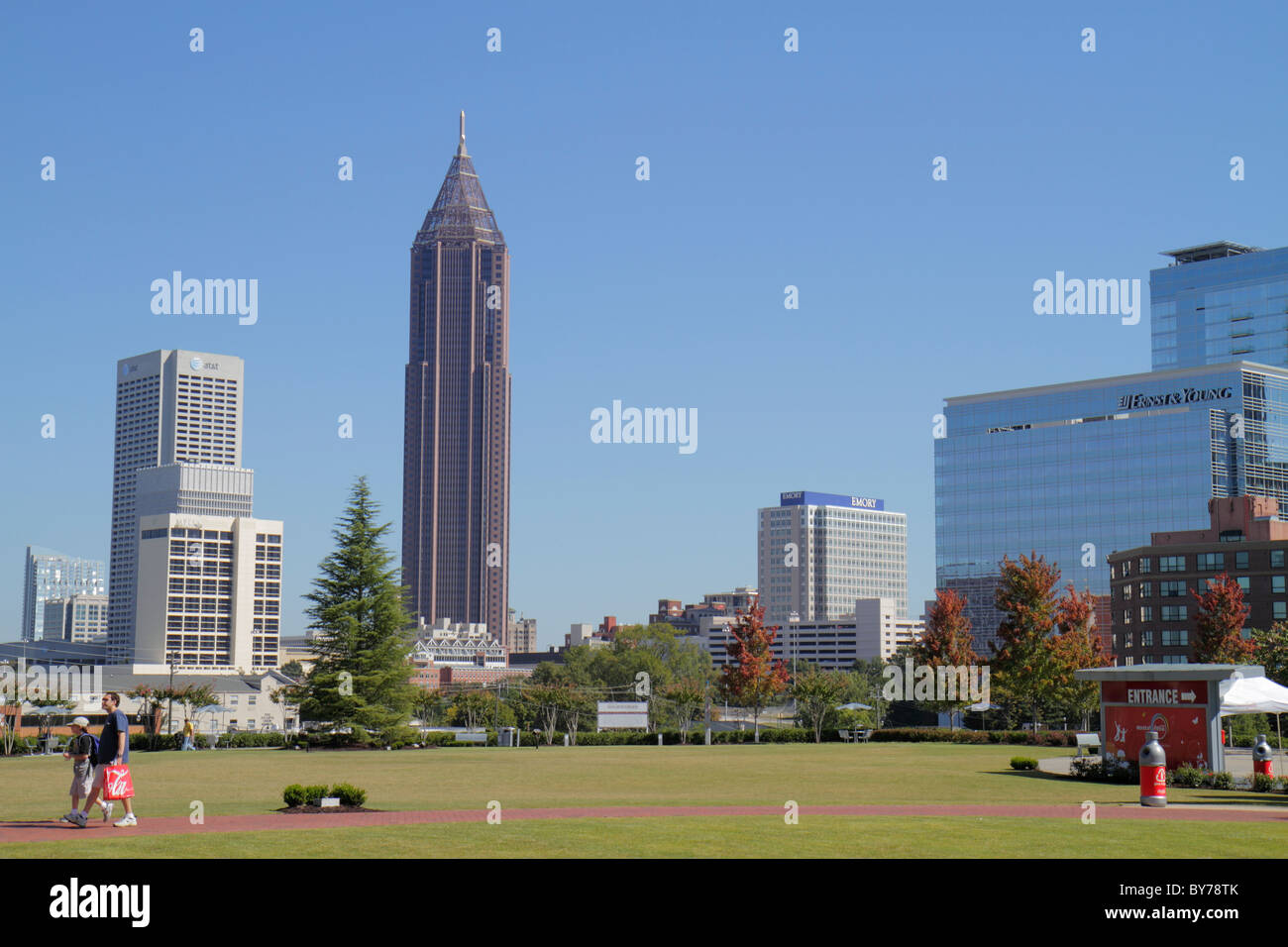 Atlanta Georgia, Downtown, Pemberton Place, World of Coca Cola, Rasen, Skyline, Gebäude, Mann Männer männlich, Junge Jungen Kinder Bank of America Towerpark, GA1010 Stockfoto