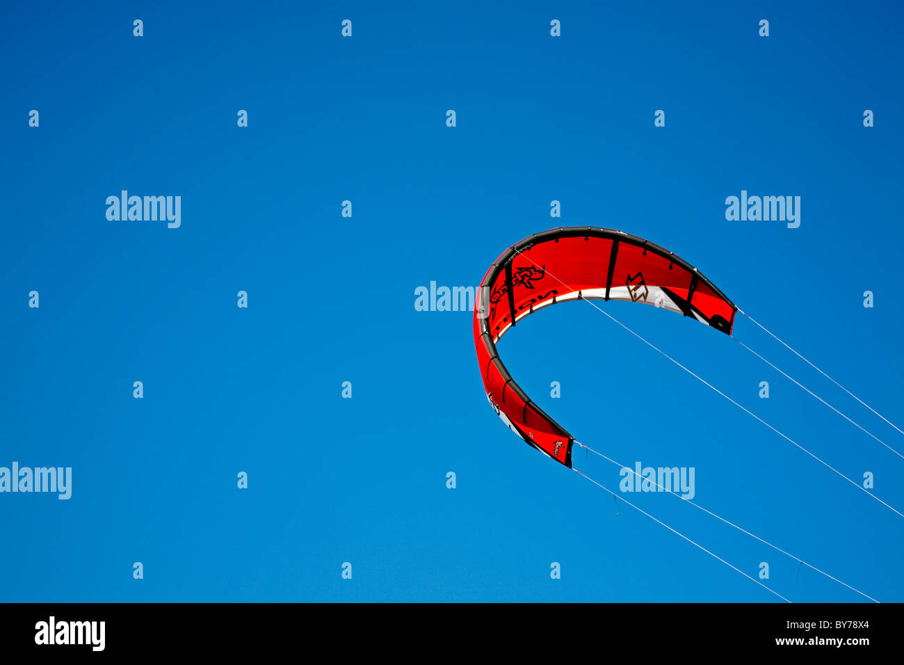 Roten Surfen Kite in der Luft vor blauem Himmel Stockfoto