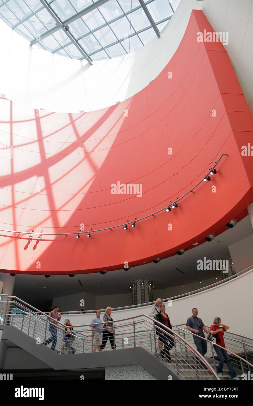 Atlanta Georgia, Pemberton Place, Georgia Aquarium, Atrium, Treppen, Mann Männer männlich, Frau weibliche Frauen, Abstieg, rote Wand, Dachfenster, GA101008072 Stockfoto