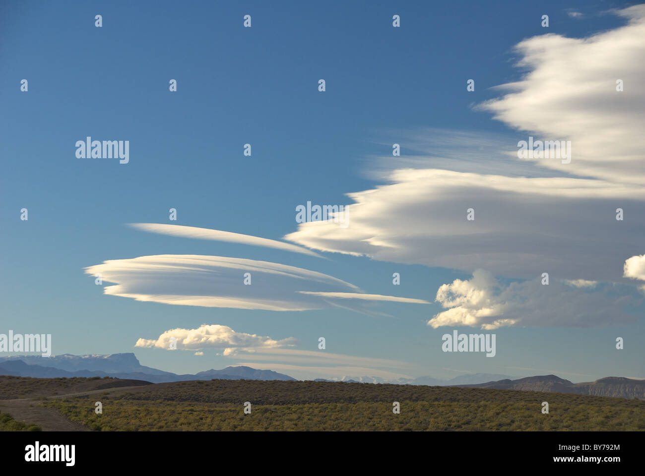 Linsenförmige Wolken über la Pampa, Argentinien Stockfoto