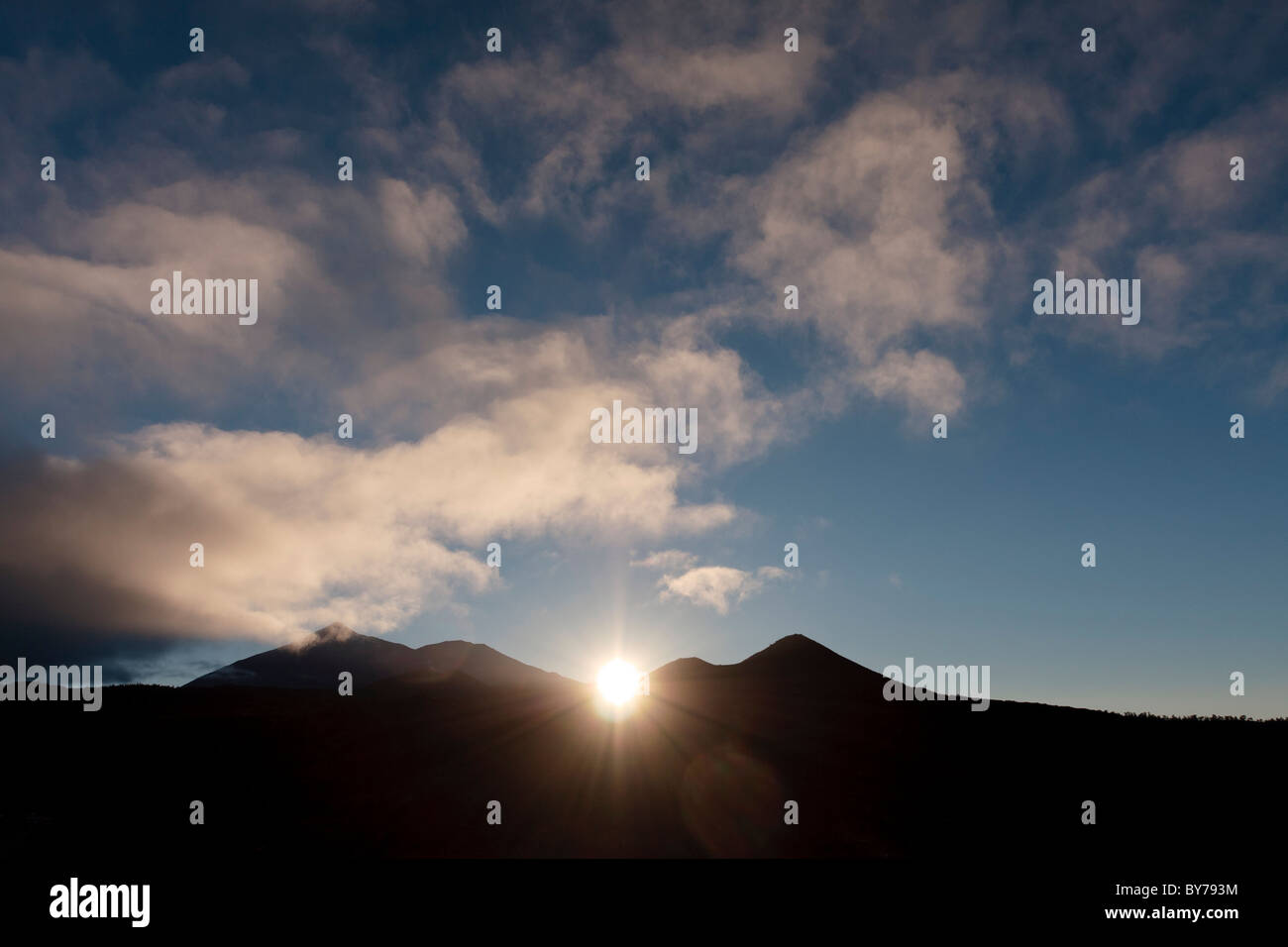 Sunburst über den Bergen auf Teneriffa Stockfoto