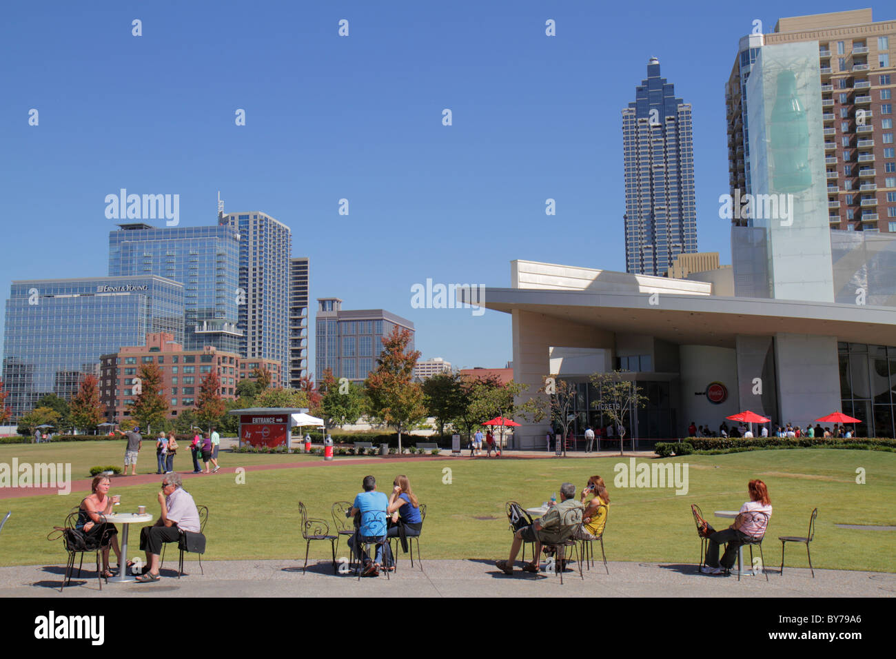 Atlanta Georgia, Pemberton Place, World of Coca Cola, Skyline in der Innenstadt, Gebäude, Rasen, Tische im Freien, Café, Mann, Männer, Frau, Frauen, Paar, Ruhe, r Stockfoto