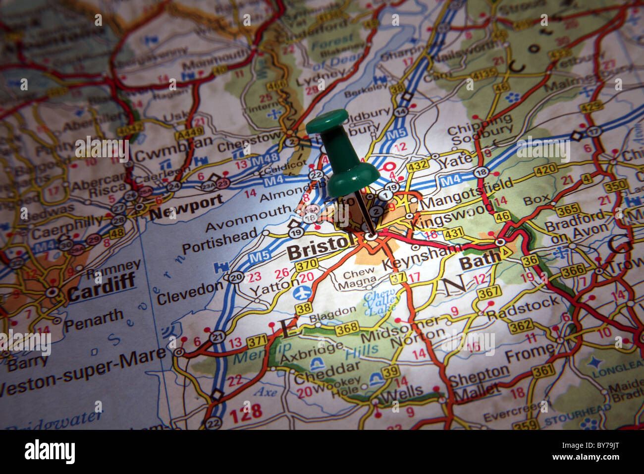 Karte-Pin zeigt die Stadt von Bristol, England auf einer Straßenkarte Stockfoto